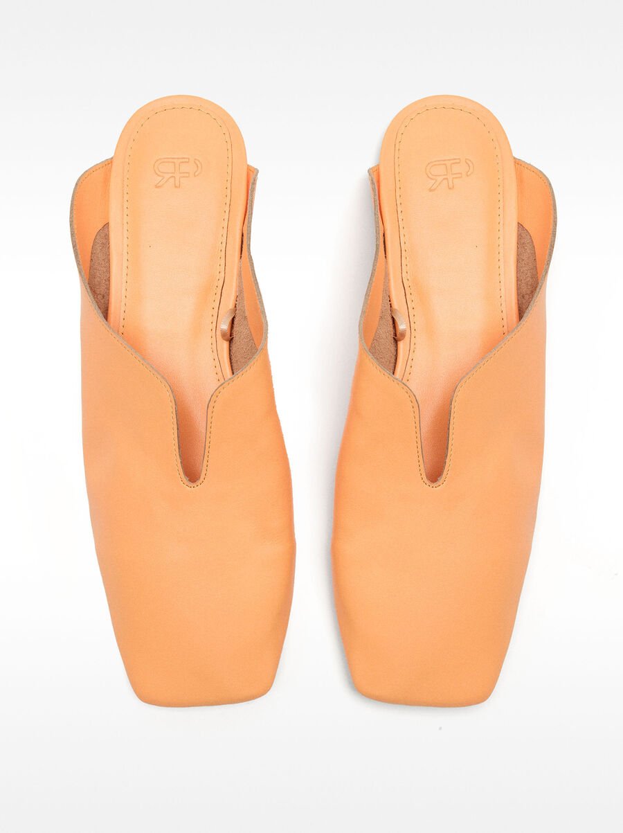 Flat leather slingback shoes