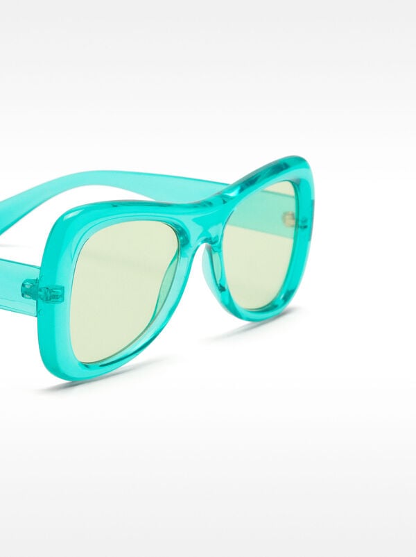 Pilot-style sunglasses