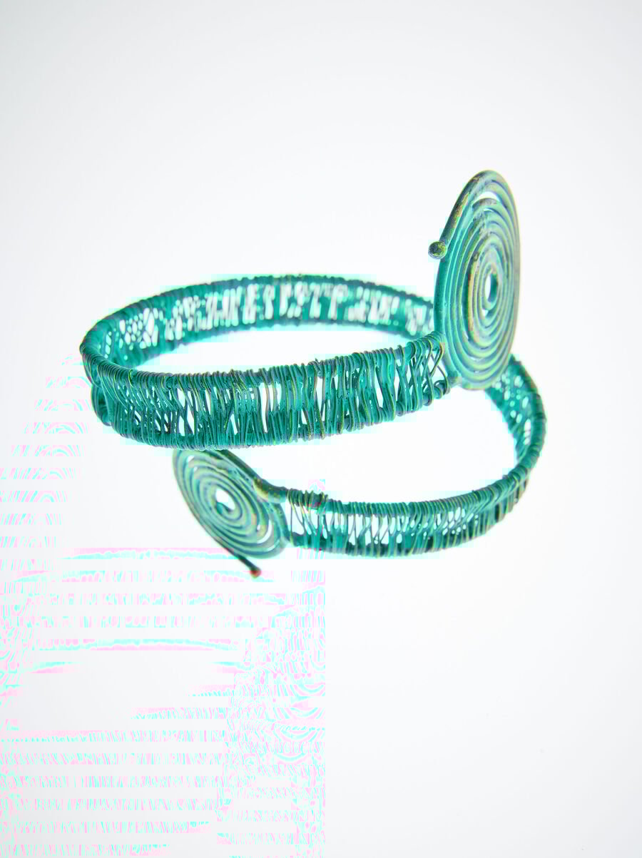 Crossed bracelet with spirals