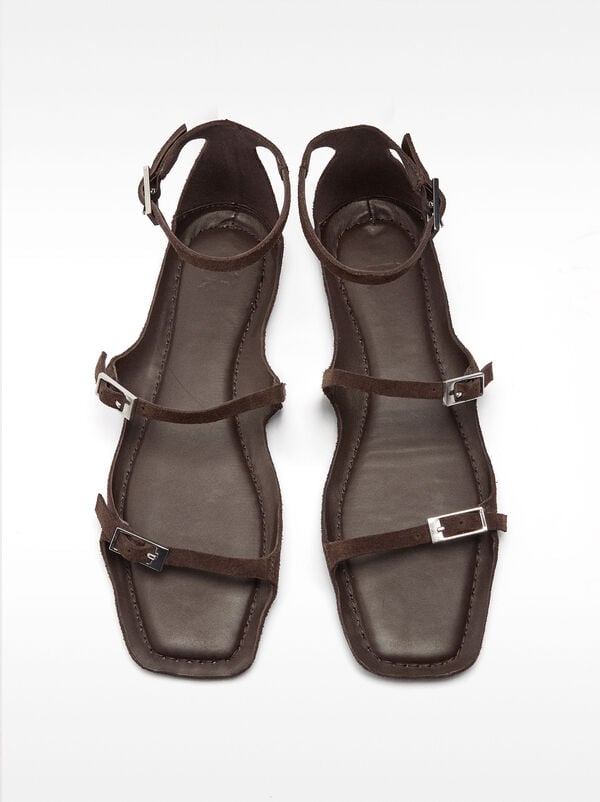 Flat leather sandals with buckles