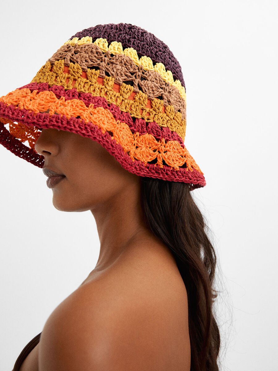 Multicolored bucket hat with straw effect