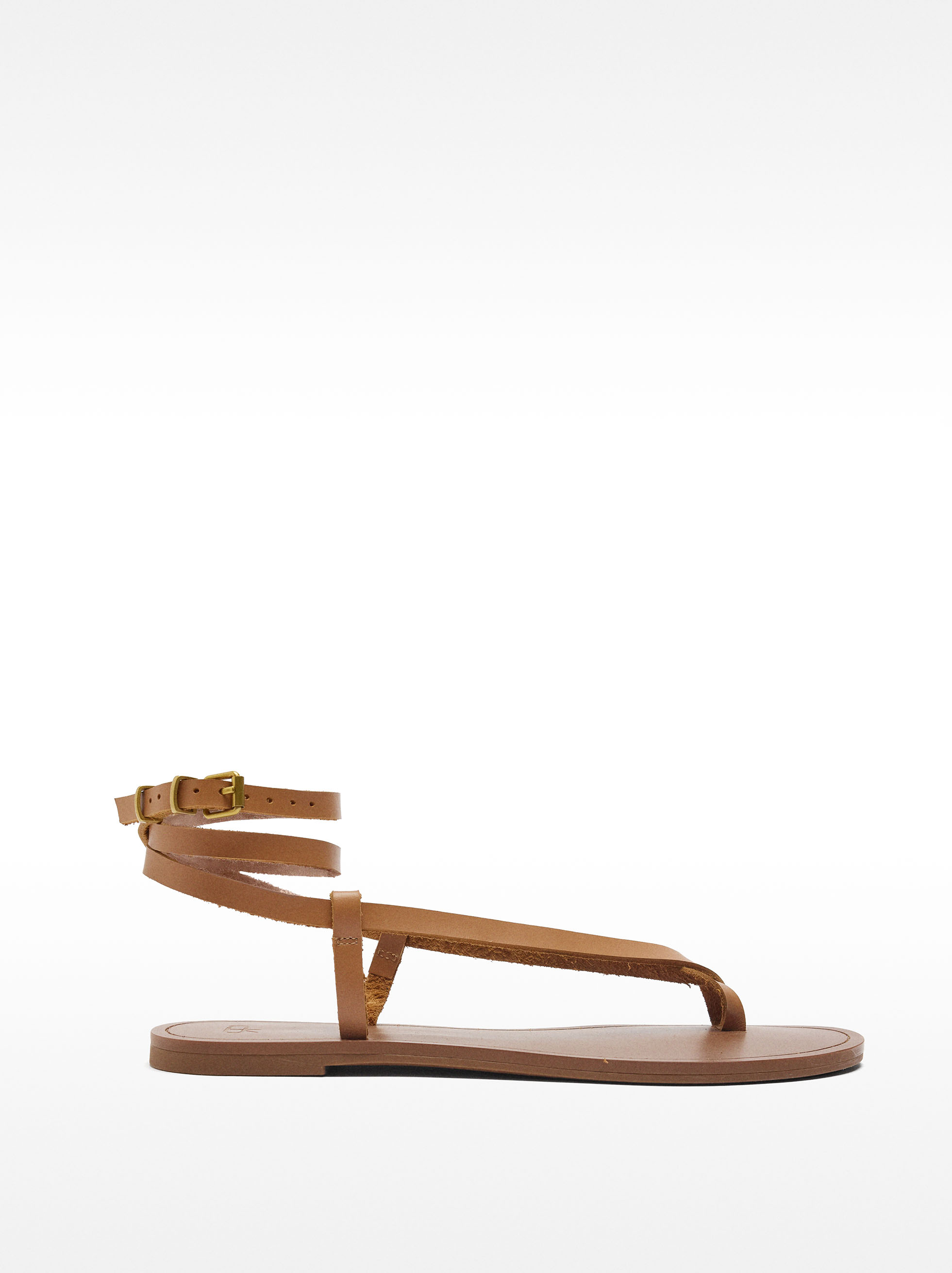 Flat leather sandals with straps
